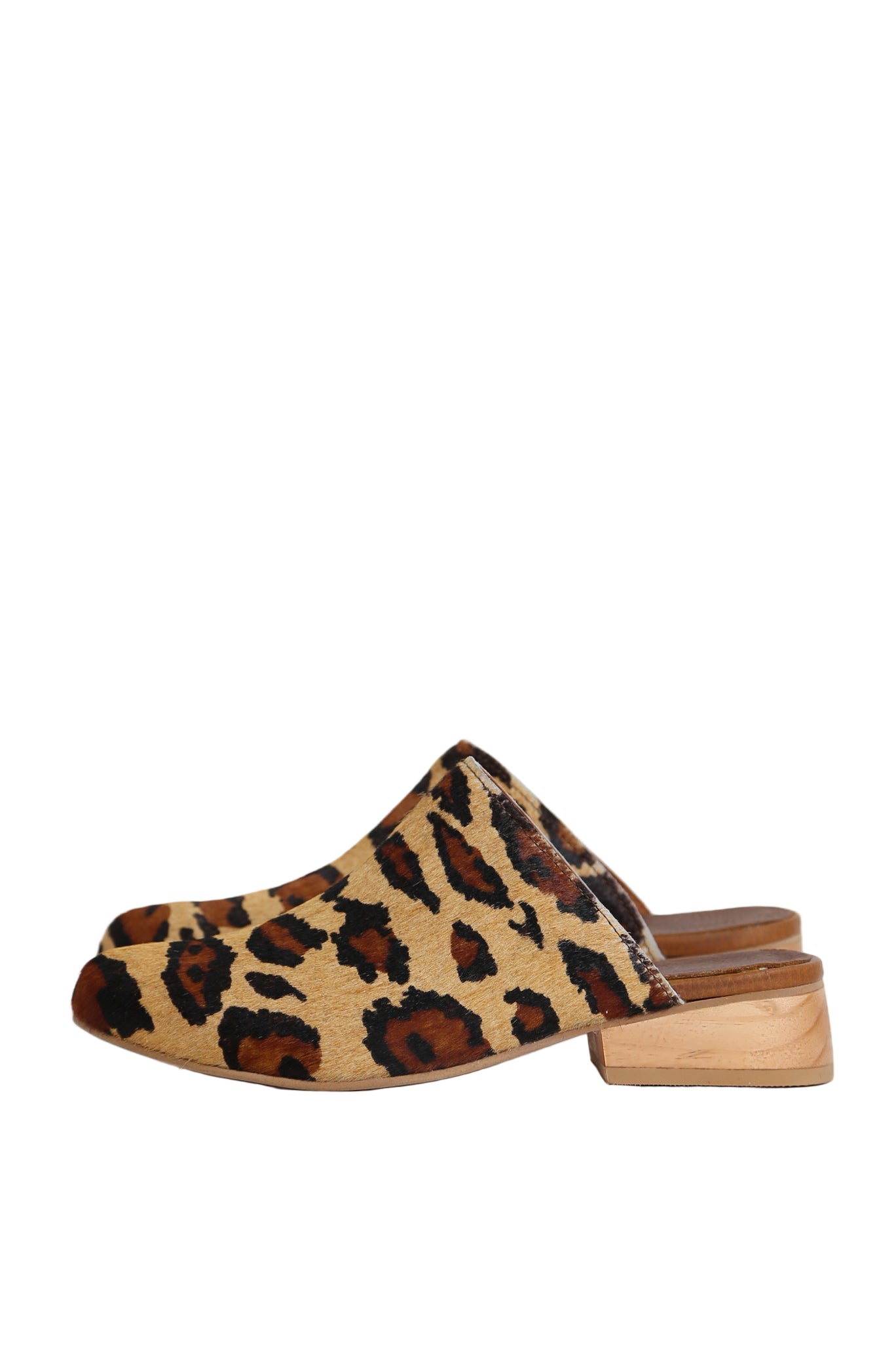 Mule pantera beige destalonado con taco 3 cm, planta Point, zapatos anatómicos