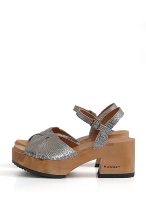 Sandalia pájaro de madera anatómica con 8 cm de altura y diseño estable, ideal como zapatos anatómicos
