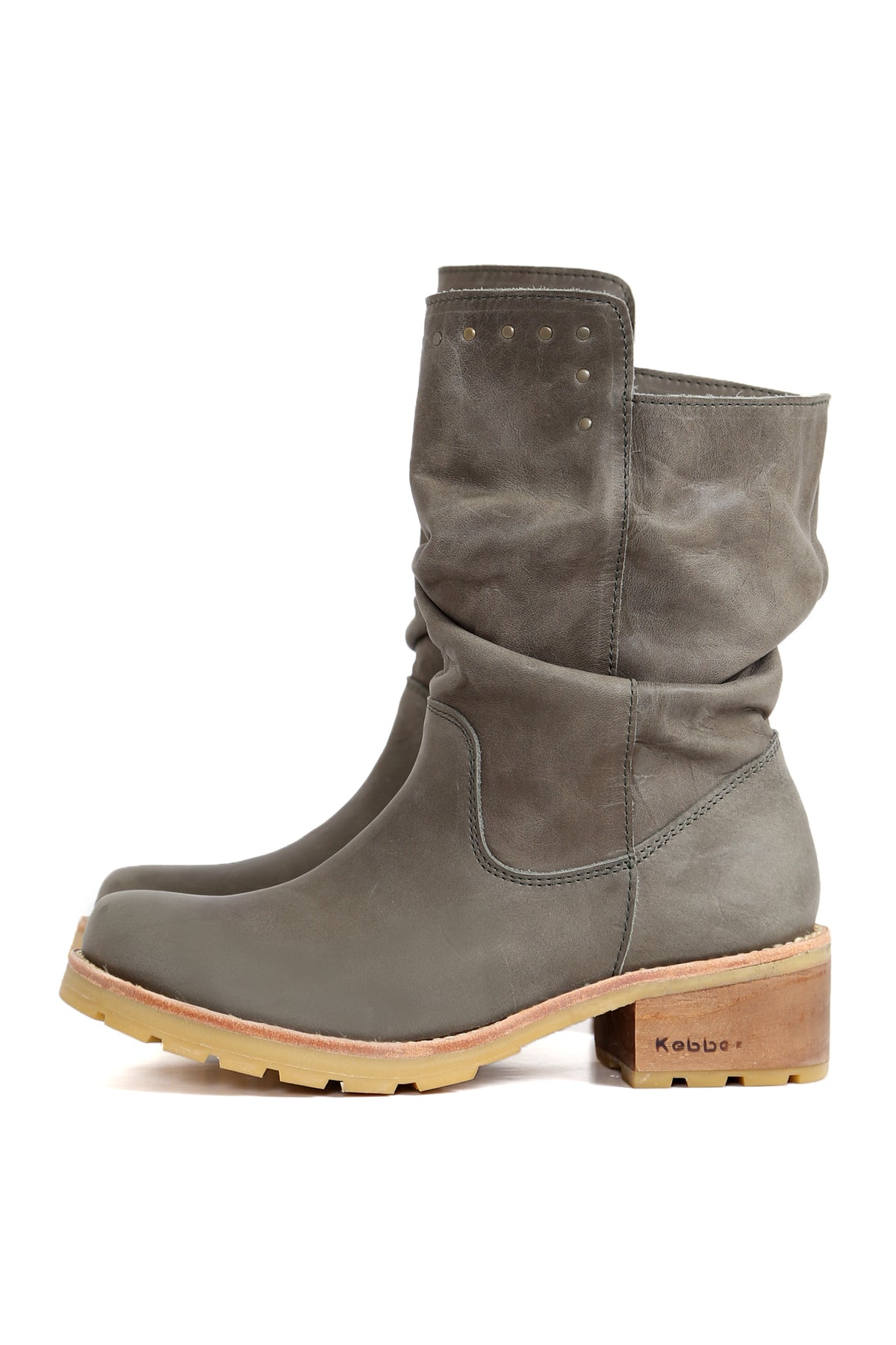 Botín de cuero floater suave color perla con tachas discretas. Planta Simonita, suela de goma con excelente tracción y tacón sólido de madera de 5 cm. Fotografía sobre fondo blanco. Stock limitado. Hecho a mano en Villarrica. Kebba: tradición y herencia en tus manos.