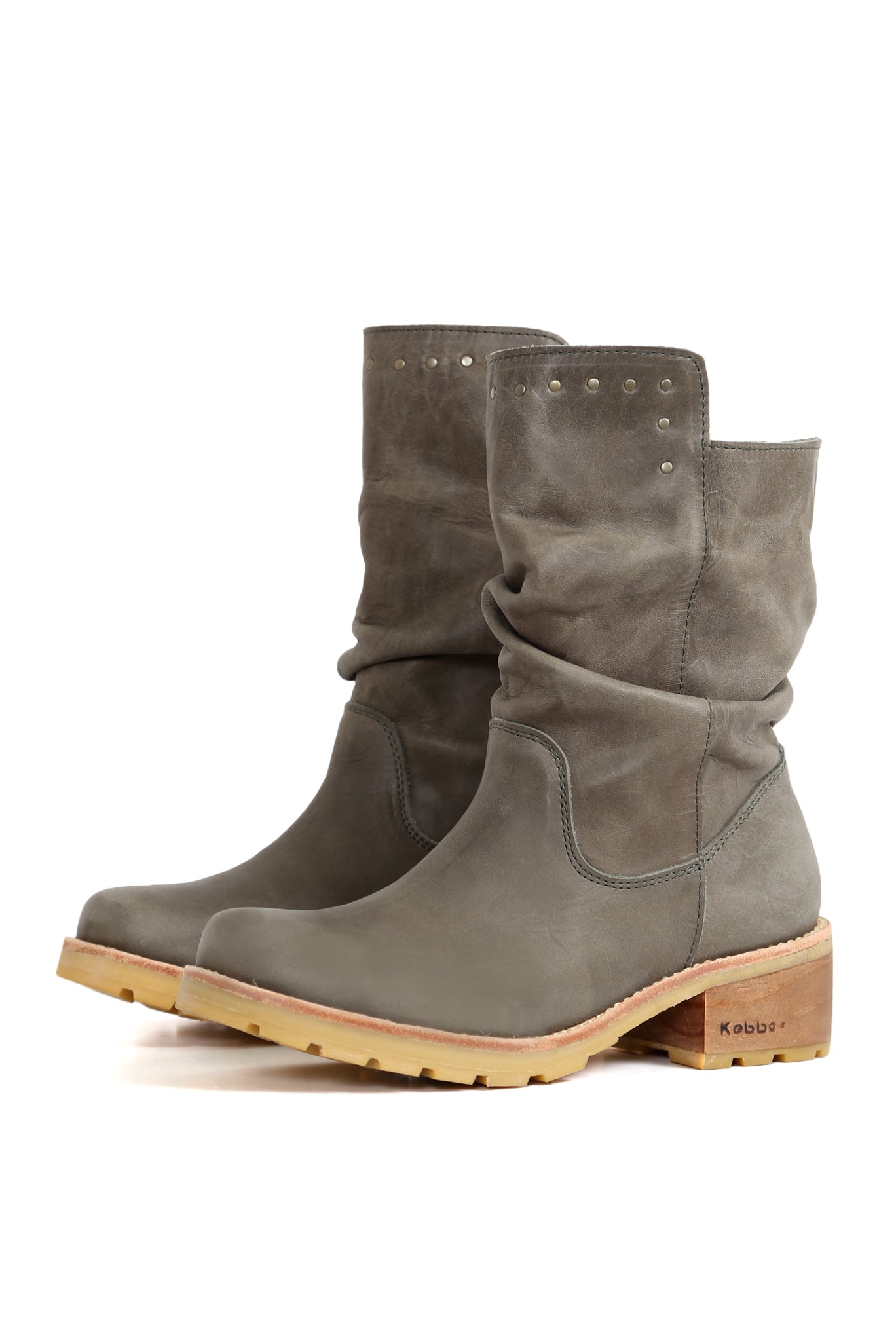 Botín de cuero floater suave color perla con tachas discretas. Planta Simonita, suela de goma con excelente tracción y tacón sólido de madera de 5 cm. Fotografía sobre fondo blanco. Stock limitado. Hecho a mano en Villarrica. Kebba: tradición y herencia en tus manos.