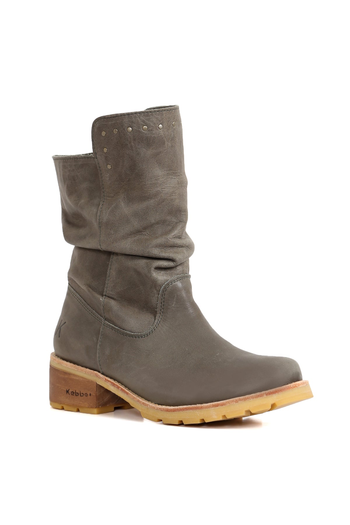 Botín de mujer en cuero floater perla con tacón de 5 cm en madera. Planta Simonita para máxima comodidad y suela de goma para tracción. Imagen frontal sobre fondo blanco. Stock limitado. Hecho a mano en Villarrica. Kebba: tradición y herencia en tus manos