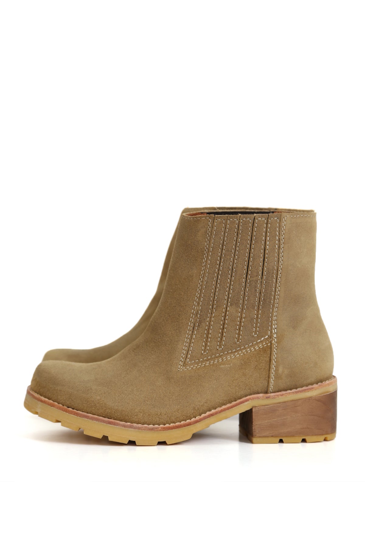 Botín Simonita Sancho en cuero geolux color zizal con tonalidad verdosa. Elásticos laterales que facilitan el calce. Plataforma Simonita con taco de 5 cm, forro y plantilla de cuero. Fotografía sobre fondo blanco. Hecho a mano en Villarrica. Kebba: tradición y herencia en tus manos