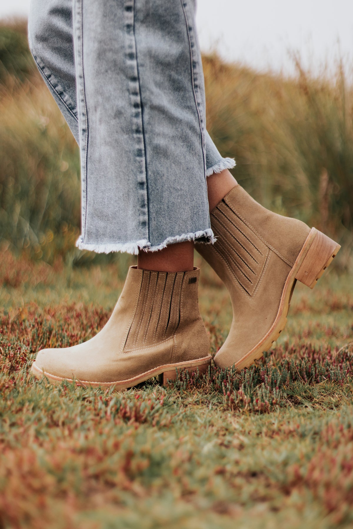 Modelo Simonita Sancho Geolux Zizal, botín artesanal en cuero suave verdoso. Vista lateral sobre fondo blanco, con elásticos laterales, planta Simonita de 5 cm y forro de cuero. Hecho a mano en Villarrica. Kebba: tradición y herencia en tus manos