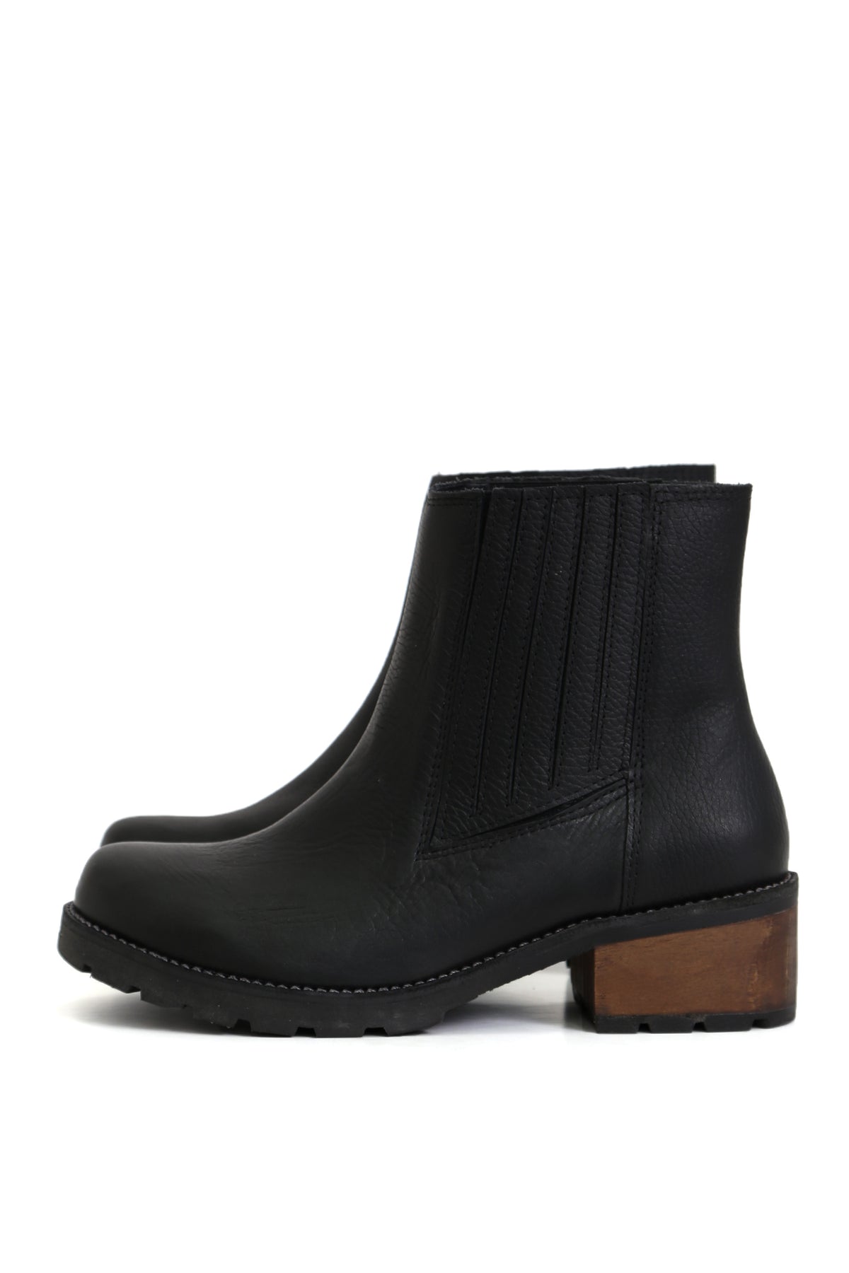 Botín TIPO CHELSEA Simonita Sancho en cuero liso Texas color negro, fotografiado sobre fondo blanco. Diseño con elásticos laterales y taco de 5 cm en planta Simonita. Forro y plantilla de cuero. Hecho a mano en Villarrica. Kebba: tradición y herencia en tus mano