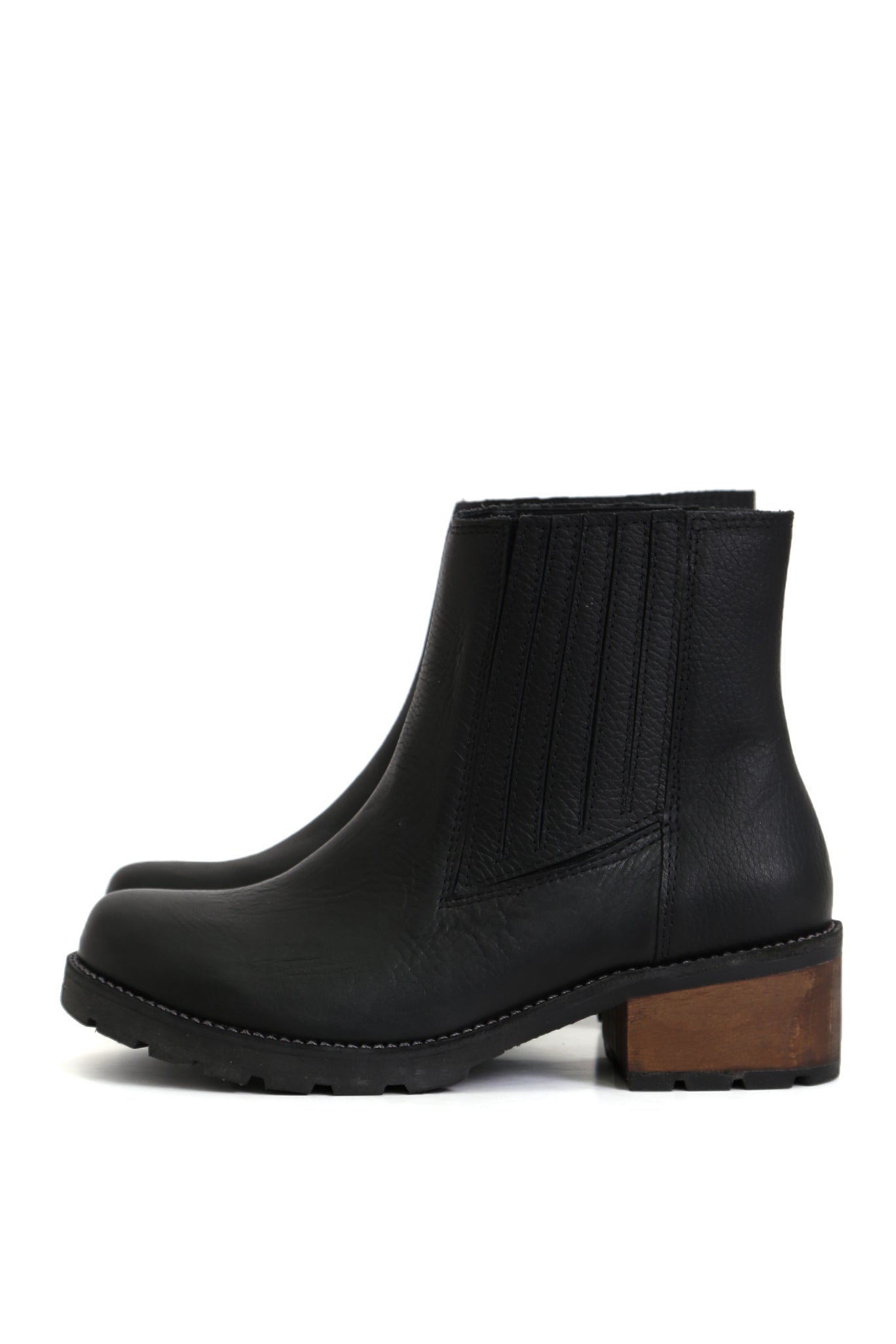 Botín TIPO CHELSEA Simonita Sancho en cuero liso Texas color negro, fotografiado sobre fondo blanco. Diseño con elásticos laterales y taco de 5 cm en planta Simonita. Forro y plantilla de cuero. Hecho a mano en Villarrica. Kebba: tradición y herencia en tus mano