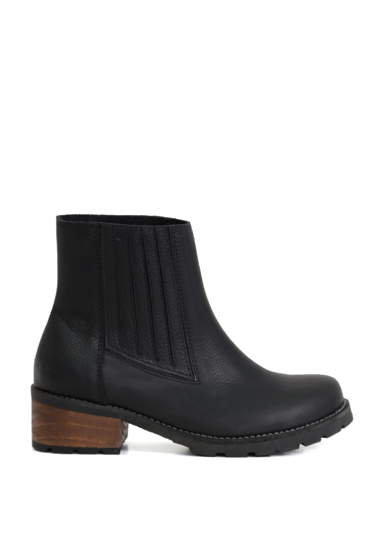 Simonita Sancho Texas Negro, botín de cuero liso con elásticos laterales, mostrado en vista superior sobre fondo blanco. Planta Simonita con taco de 5 cm, forro y plantilla en cuero. Hecho a mano en Villarrica. Kebba: tradición y herencia en tus manos