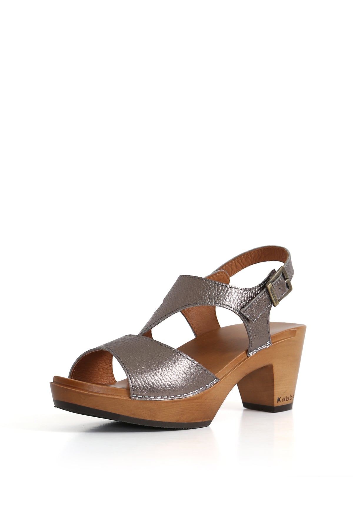 Sandalia Tri Troya peltre, tiras anchas y slingback, planta de madera estable, fondo blanco. Kebba Clogs
