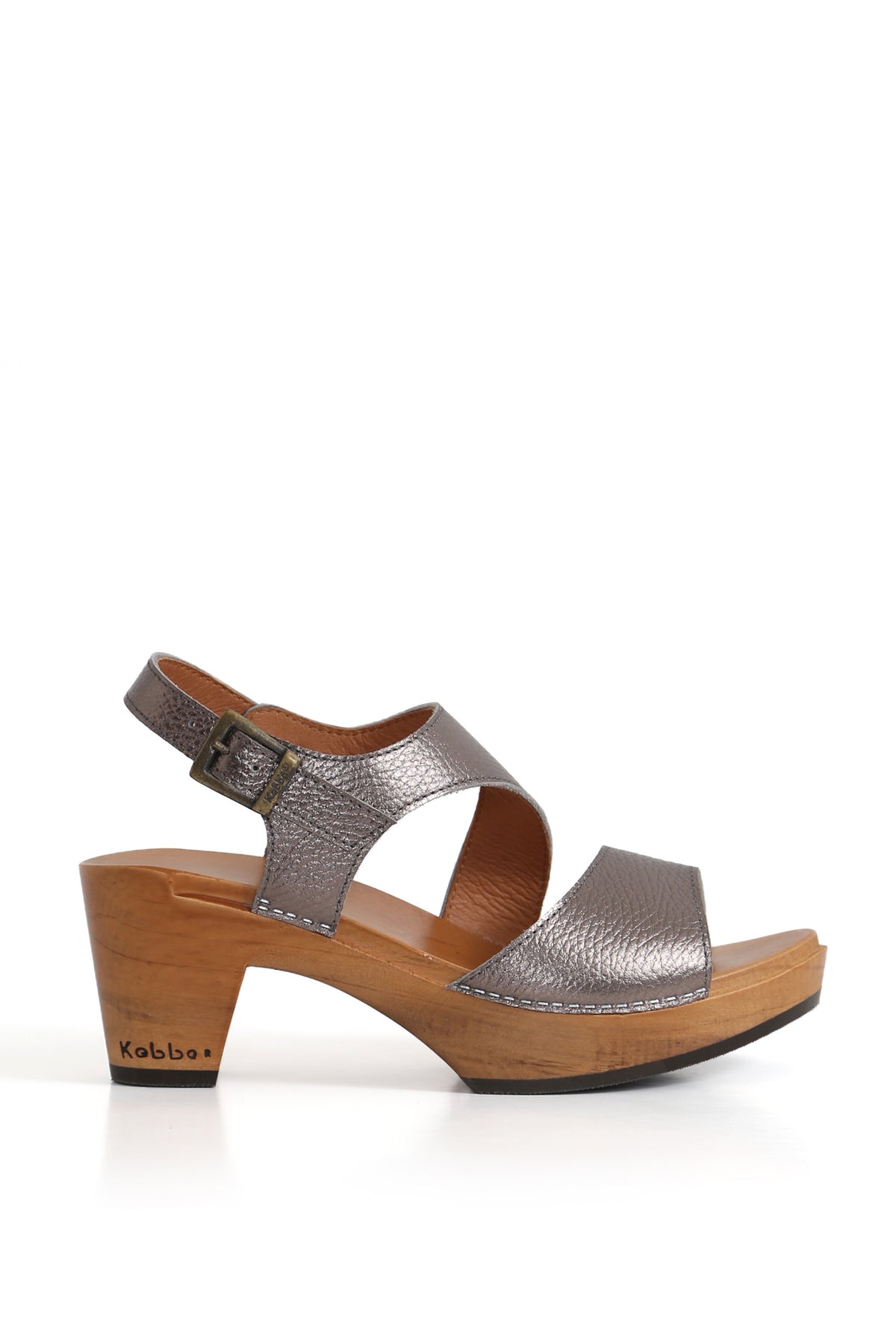 Perfil sandalia peltre con corte lateral y taco medio; acabado floater suave y flexible. zuecos de mujer para vestir
