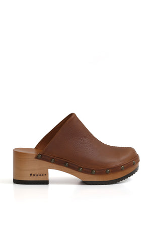 Zuecos de mujer para vestir Kebba en cuero Texas tostado, detalle de material y terminaciones artesanales