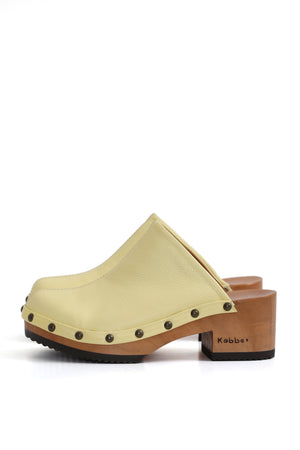 Zuecos de mujer para vestir en cuero AMARILLO, diseño artesanal Kebba con calce cómodo y estilo natural
