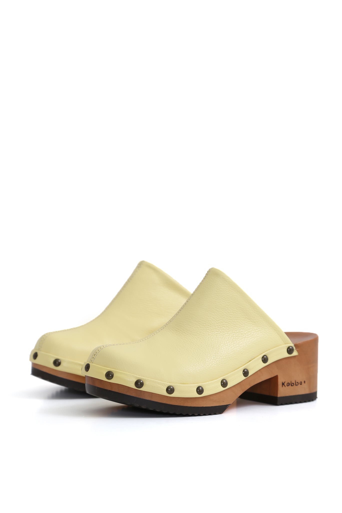 Zuecos de mujer para vestir en cuero AMARILLO, diseño artesanal Kebba con calce cómodo y estilo natural
