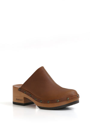 Zuecos Kebba oferta en cuero Texas tostado, diseño femenino y cómodo para looks urbanos
