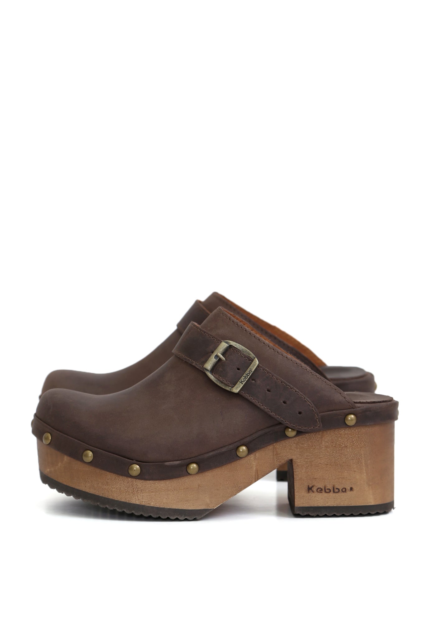 Zueco Kebba de cuero chocolate con plataforma de madera natural.