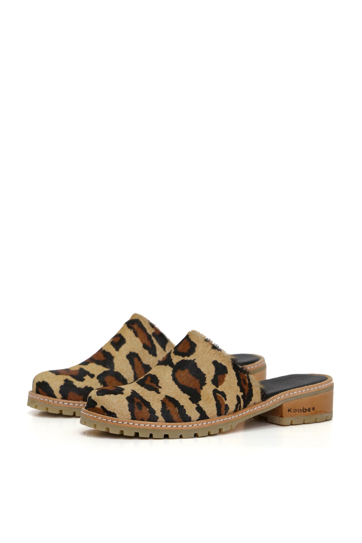 Sandalia Kebba en cuero níquel dorado con diseño cobra, planta anatómica, zuecos artesanales