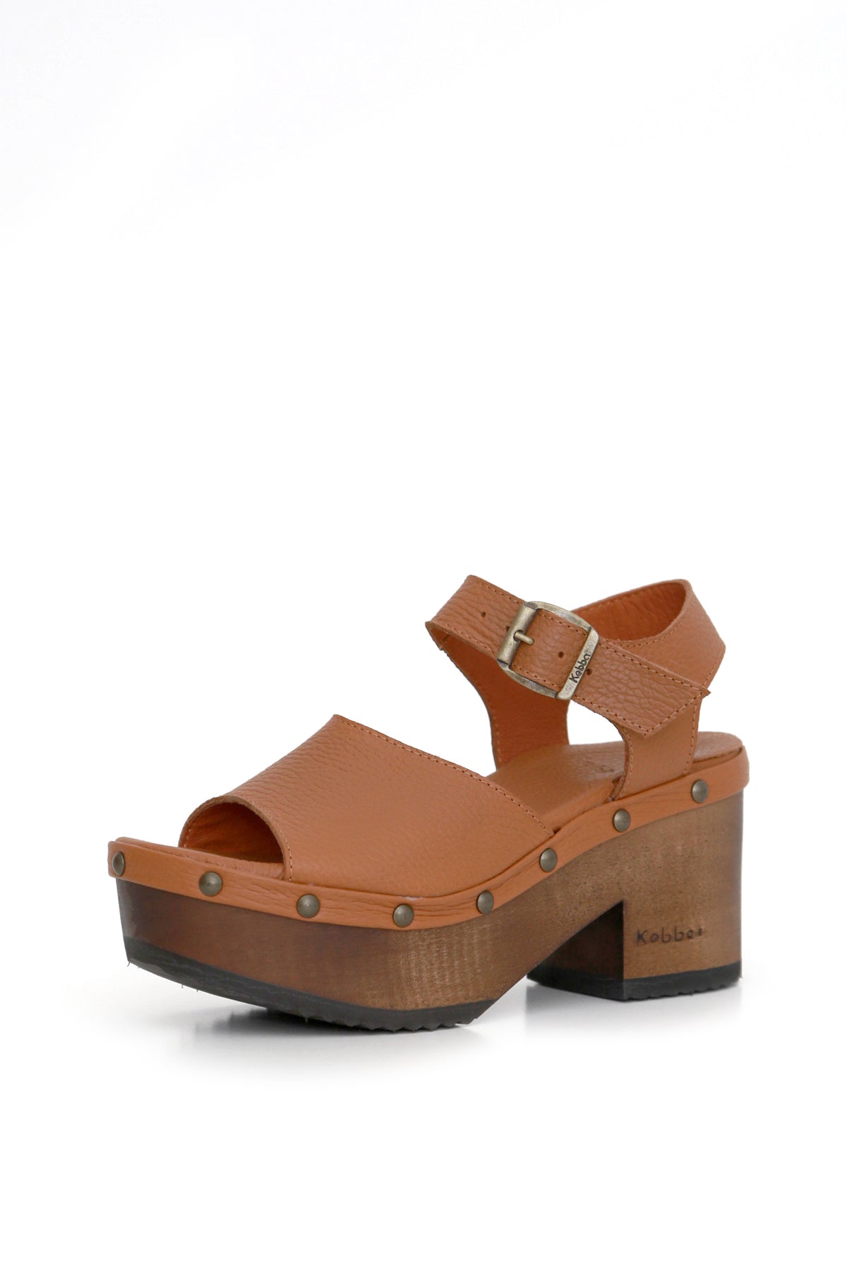 Sandalia artesanal en cuero beige con planta anatómica de madera 8 cm, zapatos anatómicos