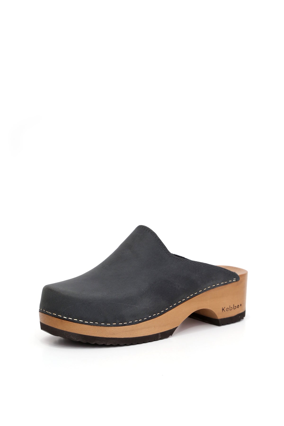 Zuecos artesanales Cloc West Negro de cuero West al corte sin forro, planta anatómica Cloc, vista lateral fondo blanco