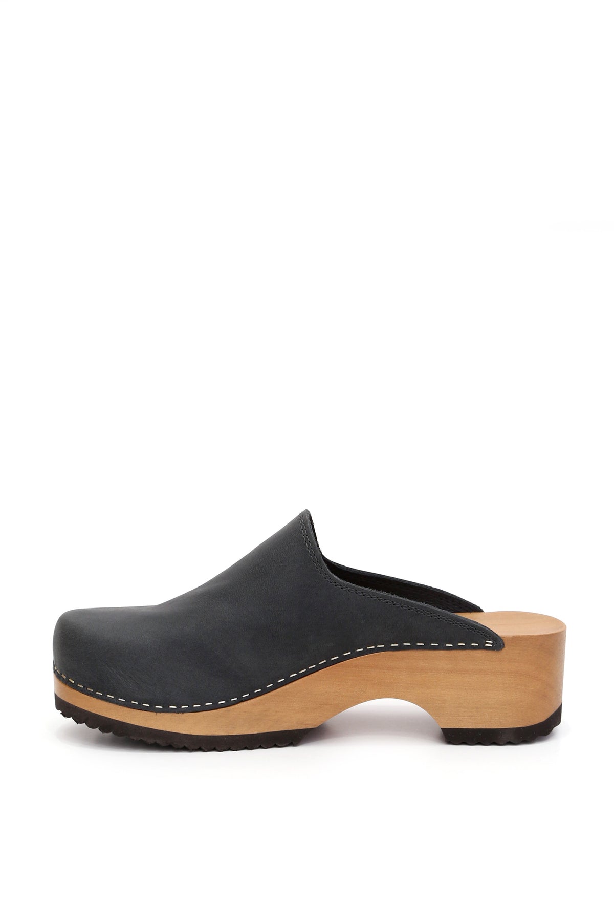 Zapatos anatómicos Kebba Clogs negros Cloc West, cuero opaco y planta anatómica de madera nativa, fondo blanco