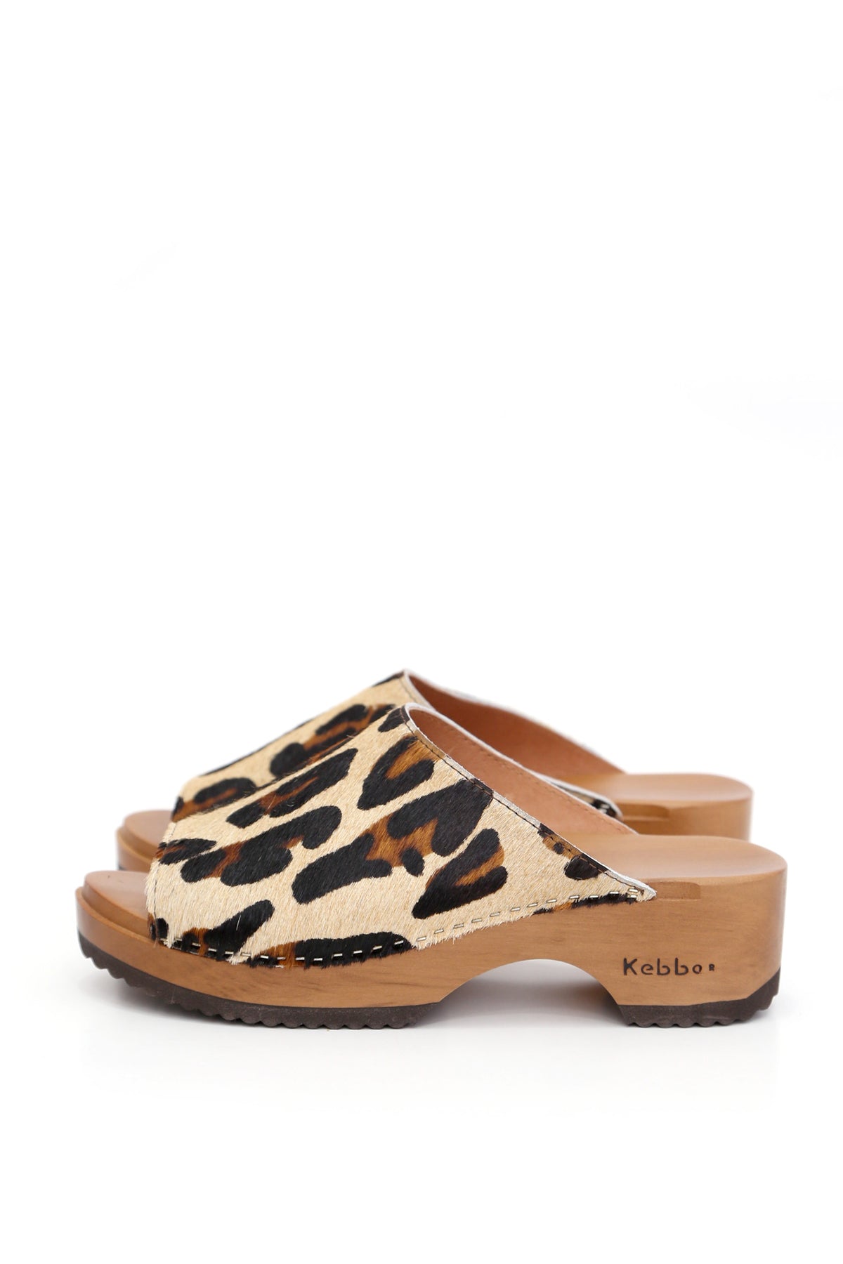 Zuecos de mujer para vestir Nicanor Pantera Beige en cuero animal print, planta anatómica CLOC 5 cm, fondo blanco