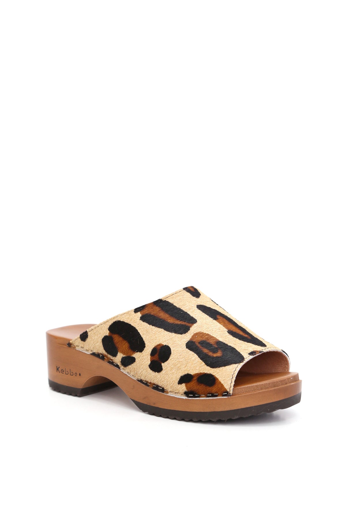 Zuecos de mujer Pantera Beige, cuero animal print con planta CLOC de madera, vista superior en fondo blanco