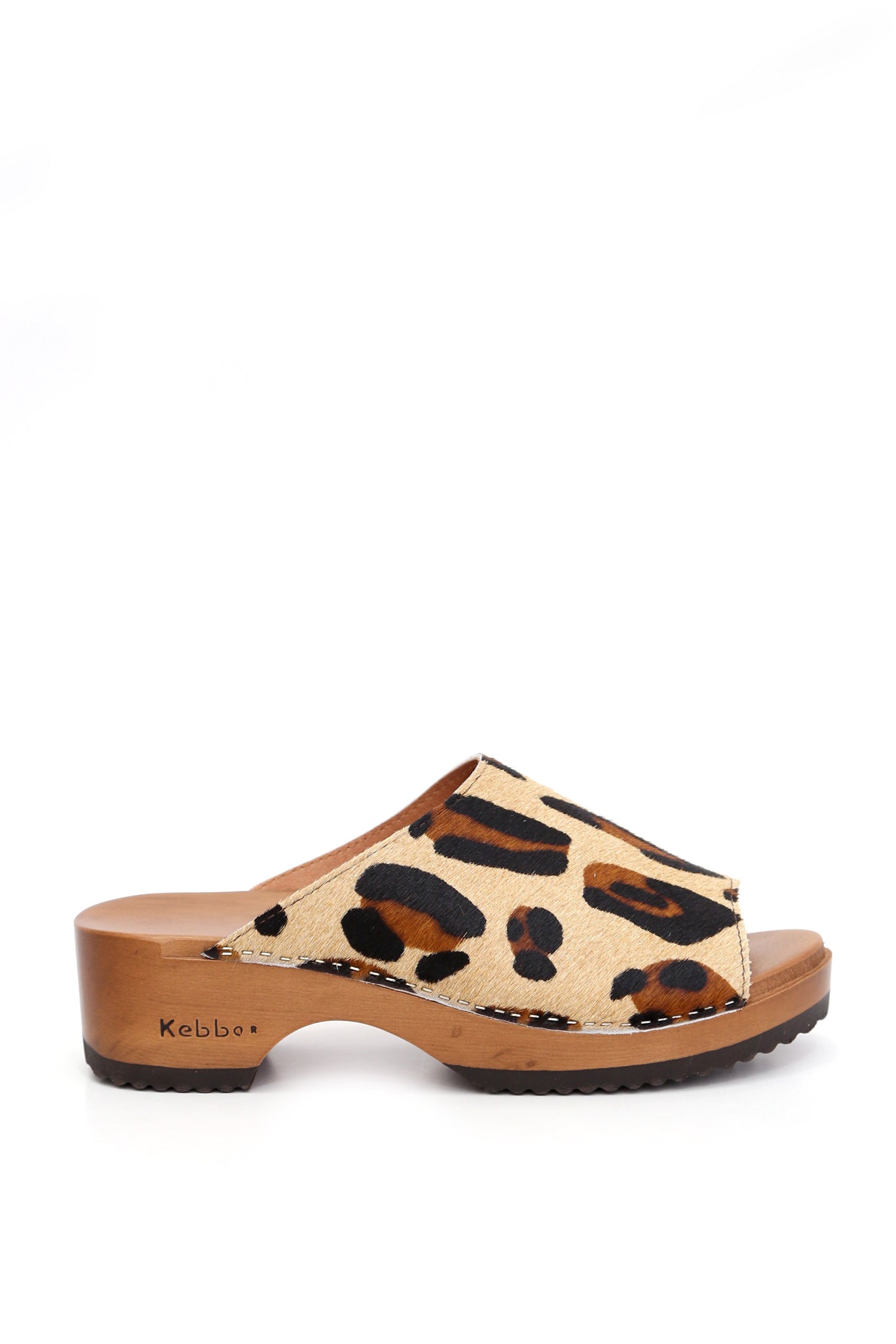 Zuecos artesanales Kebba Nicanor Pantera Beige, diseño animal print con planta anatómica de 5 cm, fondo blanco