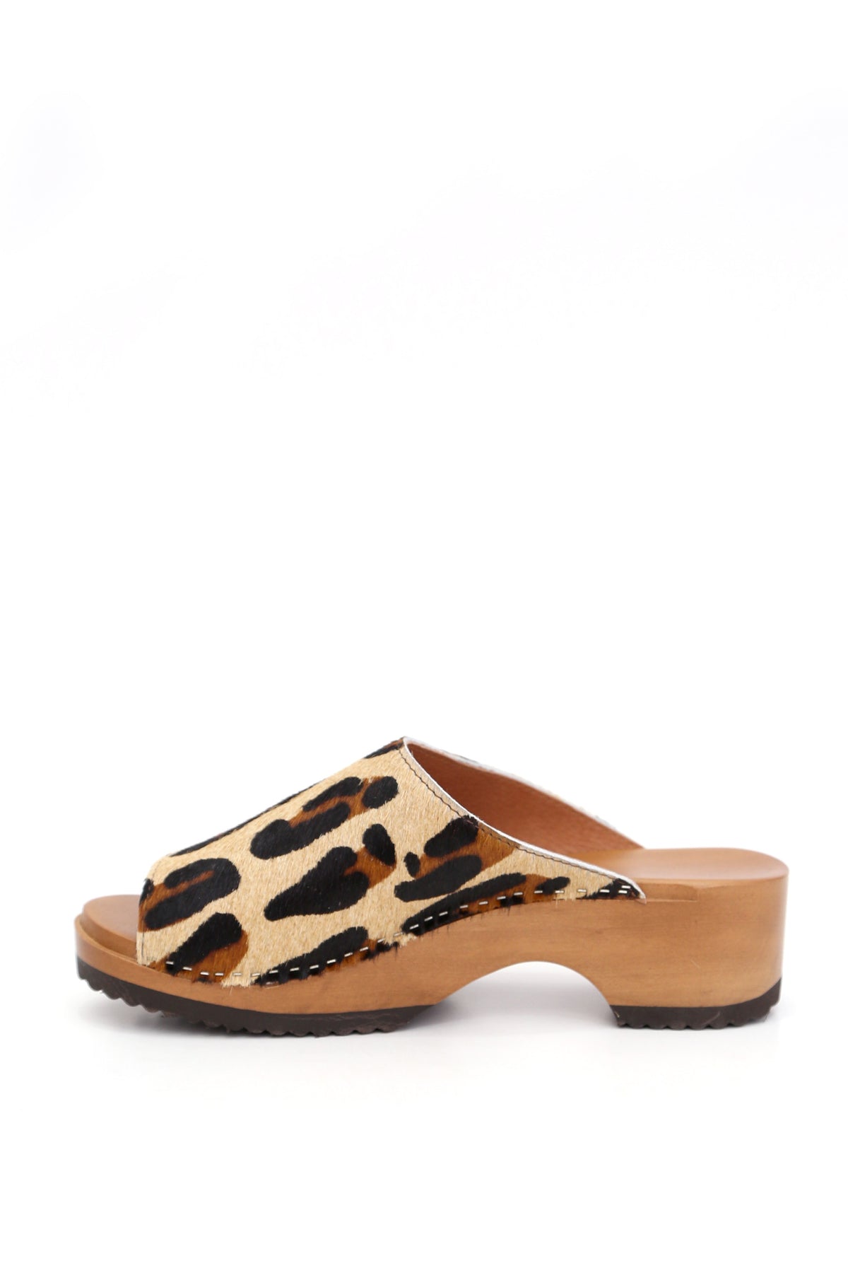 Zapatos anatómicos de mujer, Kebba Clogs Pantera Beige de cuero animal print, vista trasera en fondo blanco