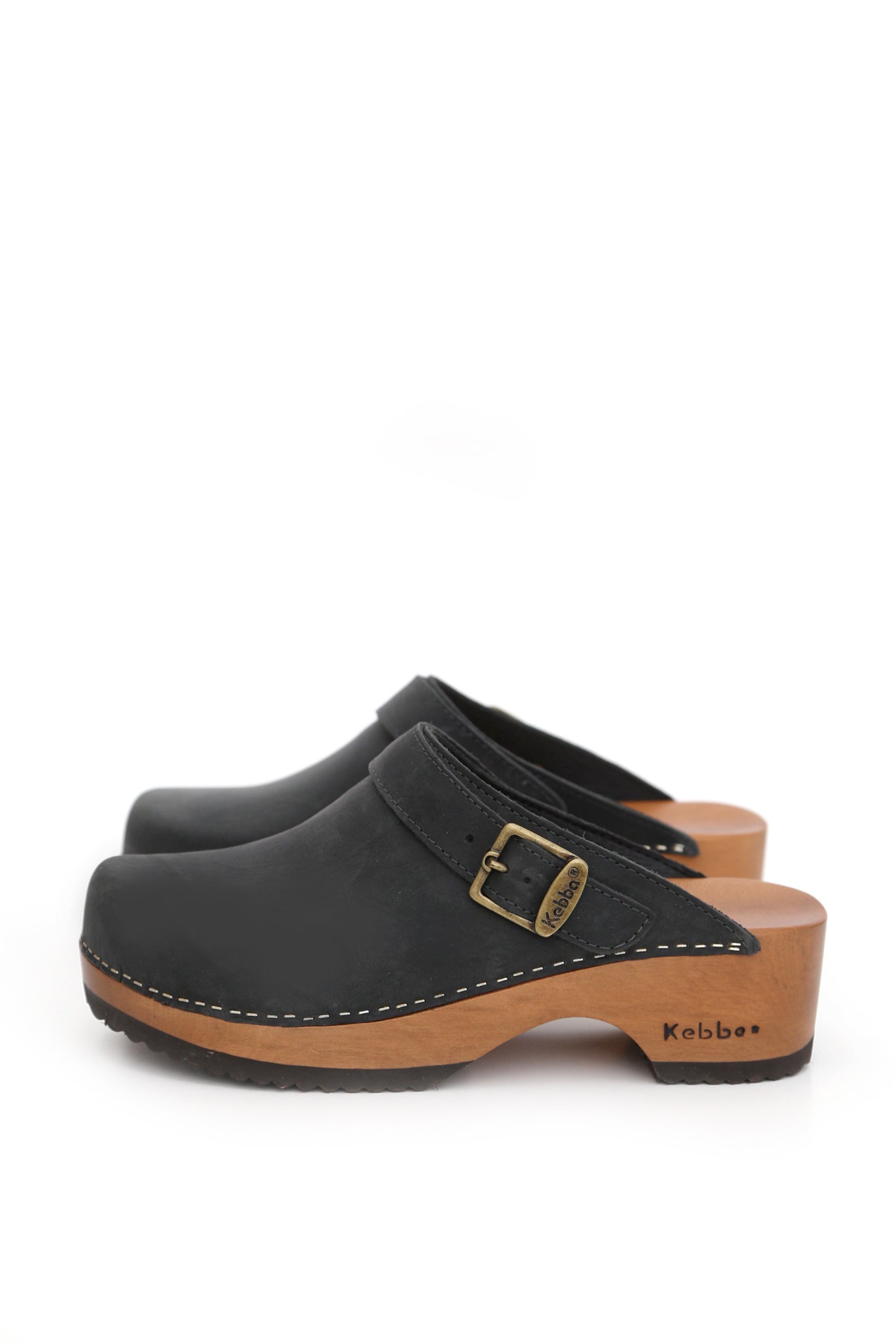 Zuecos de mujer para vestir negros en cuero certificado y madera nativa con planta anatómica, fondo blanco