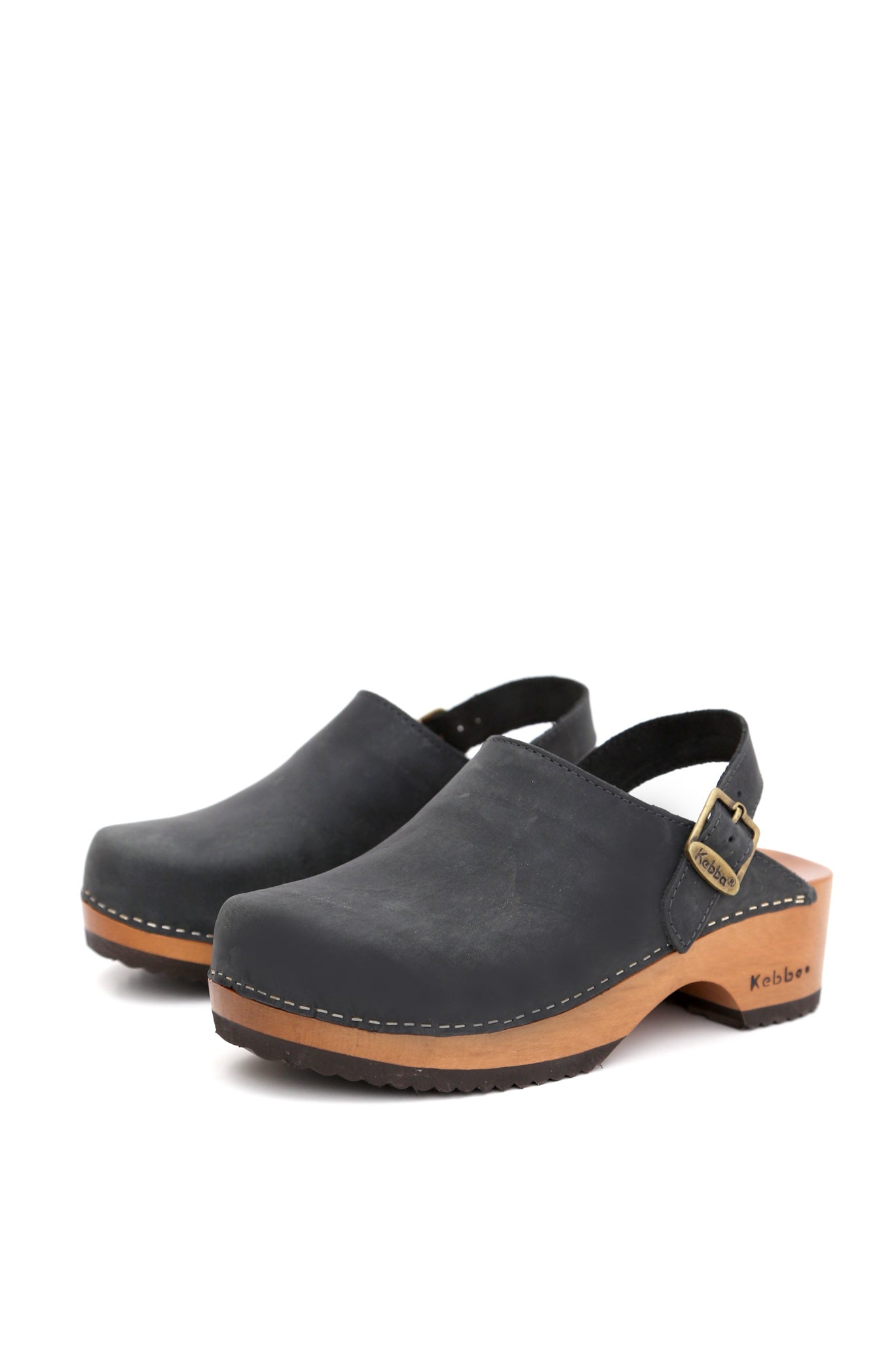 Kebba Clogs negros en cuero 100% natural y madera nativa, zapatos anatómicos elegantes sobre fondo blanco