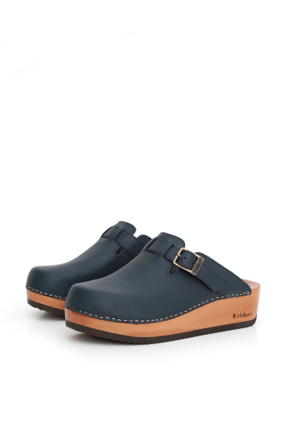Zuecos artesanales Kebba Riemen azul náutico de cuero 2.2 mm sin forro con correa de ajuste, detalle frontal fondo blanco