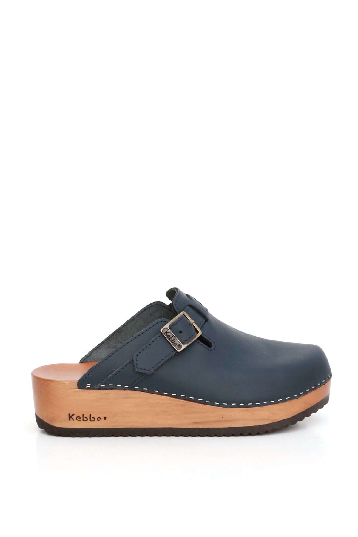 Zuecos Kebba oferta Riemen azul náutico de cuero con planta anatómica 5 cm y correa para ajuste de empeine, par completo fondo blanco