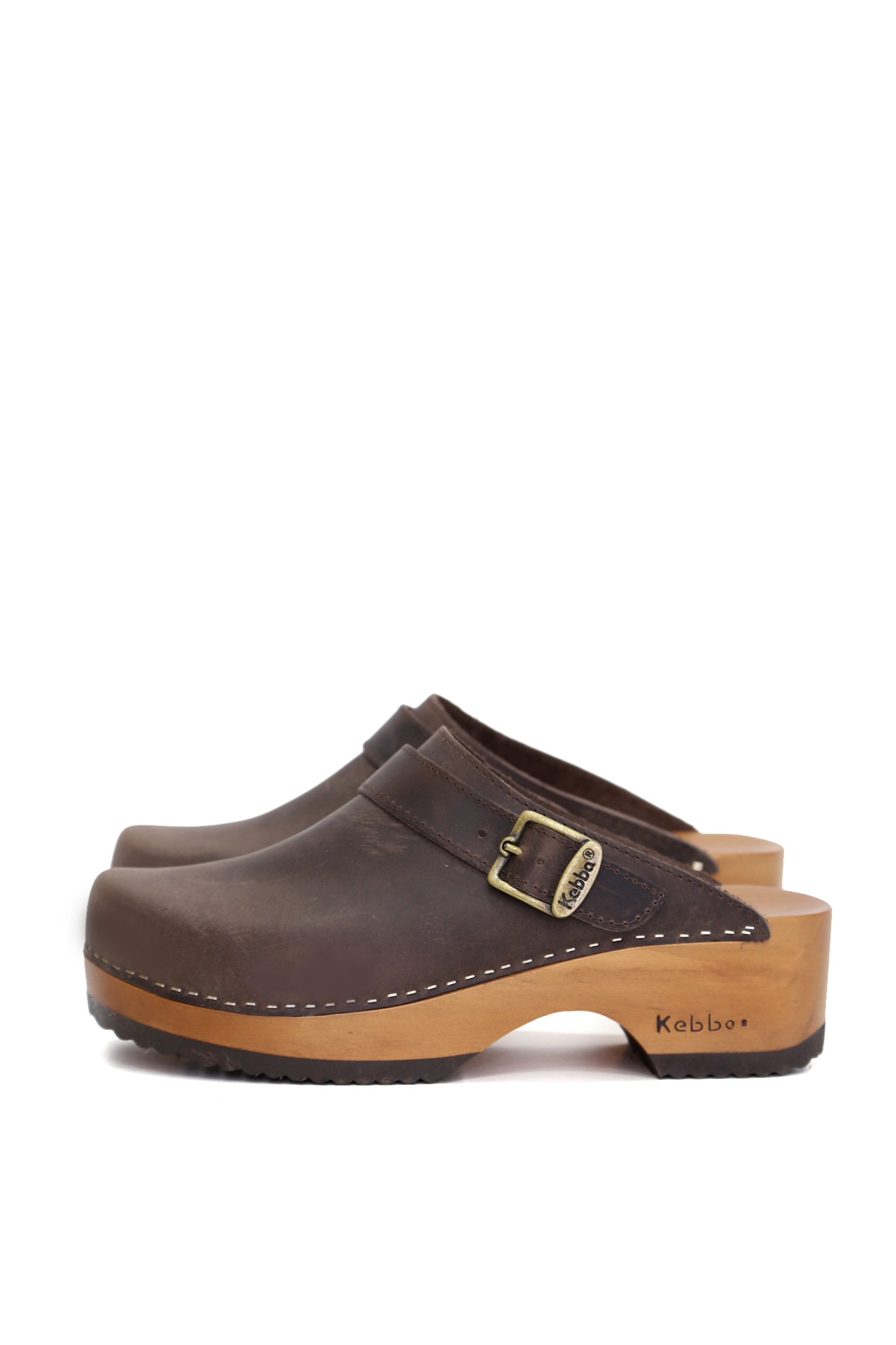 Zueco artesanal Kebba de cuero chocolate con plataforma de madera